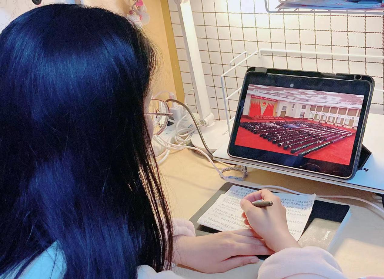 说明: 张婉迎观看直播图片